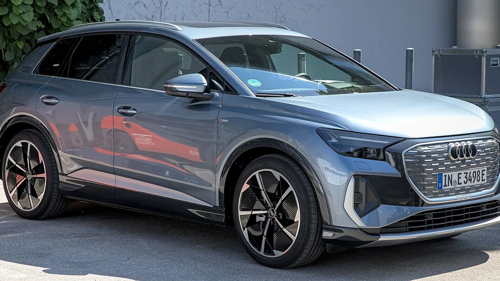 Voiture électrique réelle photographiée en extérieur pour « Rôle des Communes dans la Promotion des VE et Leur Réglementation Locale en Belgique »