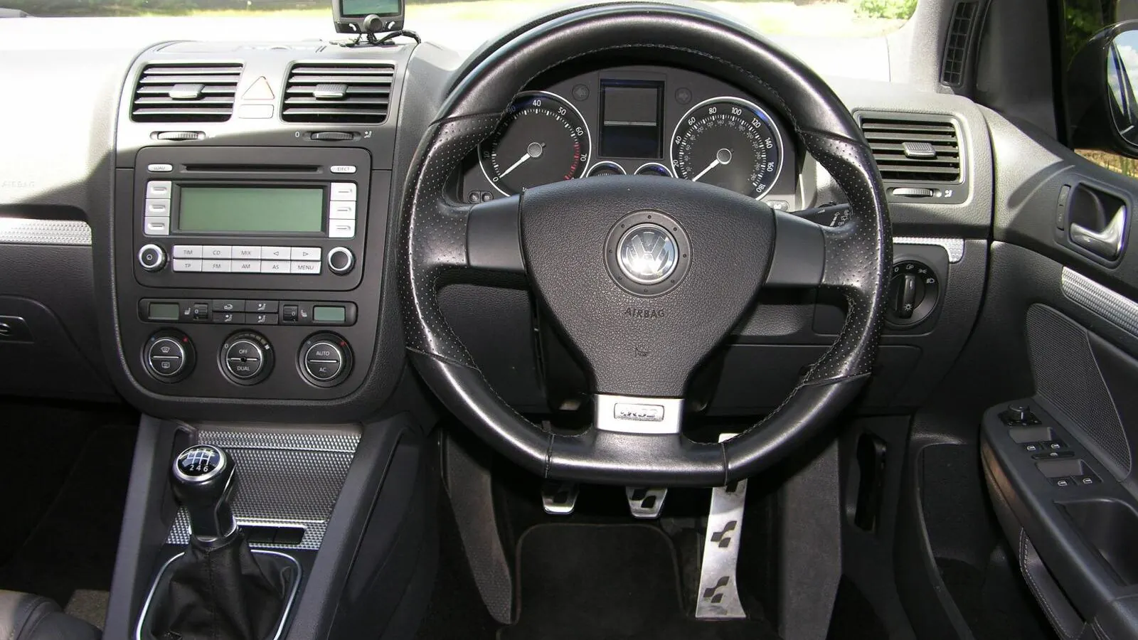 Voiture réelle photographiée en extérieur pour « Le rôle de la DIV dans l’immatriculation des véhicules d’occasion en Belgique »