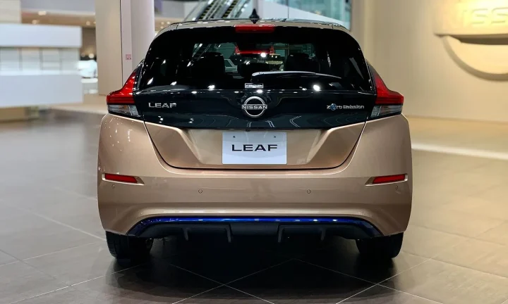 Voiture électrique réelle photographiée en extérieur pour « Le rôle du fédéral dans les aides aux VE : harmonisation ou complémentarité ? »