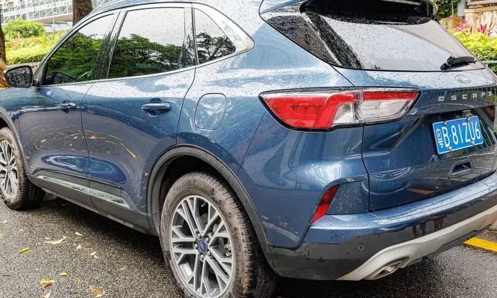 Voiture réelle photographiée en extérieur pour « Le rôle des infrastructures de recharge durable en Belgique »