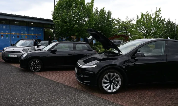 Voiture électrique réelle photographiée en extérieur pour « Rouler en voiture électrique en hiver en Belgique : Conseils et astuces »