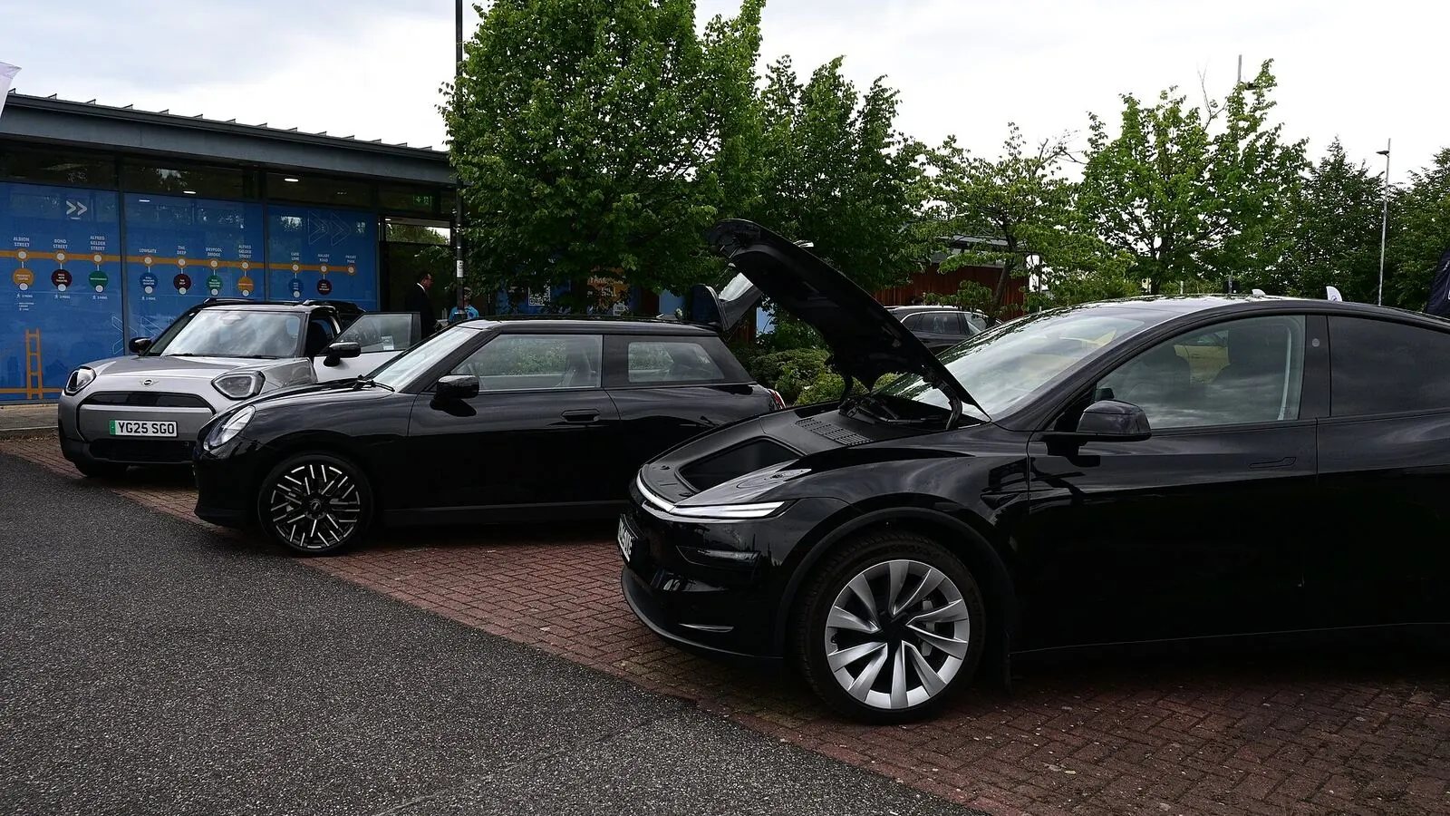 Voiture électrique réelle photographiée en extérieur pour « Rouler en voiture électrique en hiver en Belgique : Conseils et astuces »