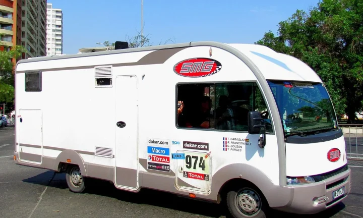 Camping-car réel photographié sur la route ou en stationnement pour « La Route des Châteaux de Belgique en camping-car : Un voyage féerique »