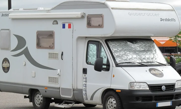 Camping-car réel photographié sur la route ou en stationnement pour « La Route des Vins belges en camping-car : Dégustations et paysages viticoles »