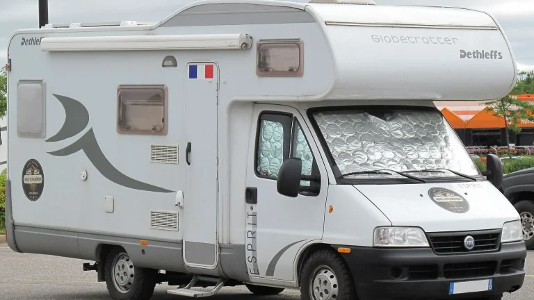Camping-car réel photographié sur la route ou en stationnement pour « La Route des Vins belges en camping-car : Dégustations et paysages viticoles »