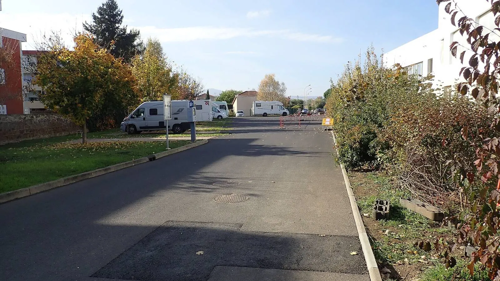 Camping-car réel photographié sur la route ou en stationnement pour « Les Plus Belles Routes Touristiques de Belgique avec Aires de Service Adaptées »