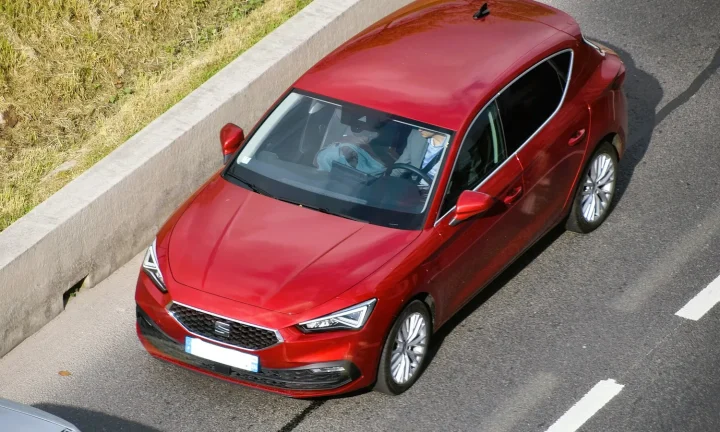 SEAT Leon de quatrième génération photographiée de trois quarts avant