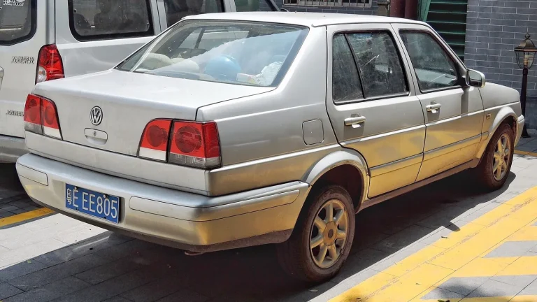 Voiture réelle photographiée en extérieur pour « La Seconde Vie des Véhicules Écologiques: Contribuer à l’Économie Circulaire »