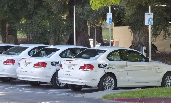 Voiture électrique réelle photographiée près d’une borne de recharge pour « Sécurité de la recharge de voiture électrique: Précautions à prendre en Belgique »