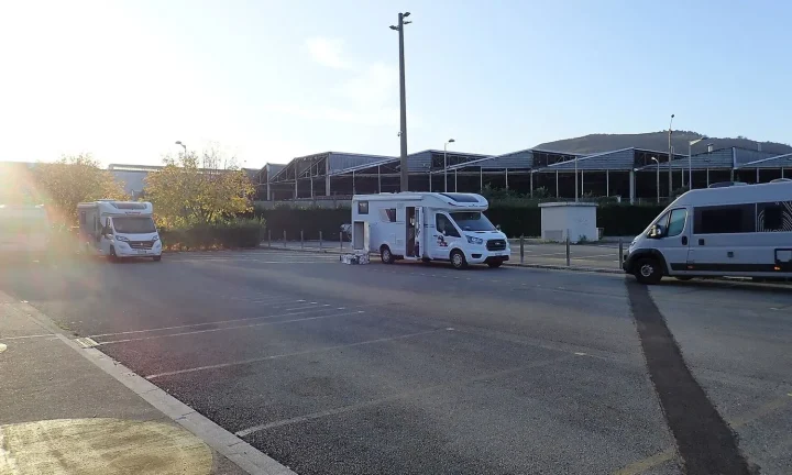 Camping-car réel photographié sur la route ou en stationnement pour « Les Services Supplémentaires Offerts dans les Campings Haut de Gamme pour Camping-cars en… »