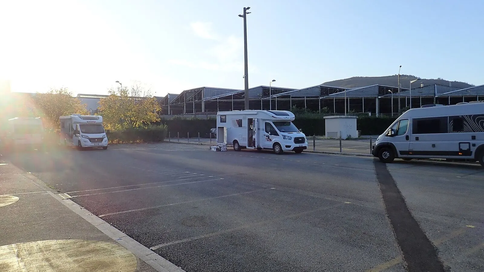 Camping-car réel photographié sur la route ou en stationnement pour « Les Services Supplémentaires Offerts dans les Campings Haut de Gamme pour Camping-cars en… »