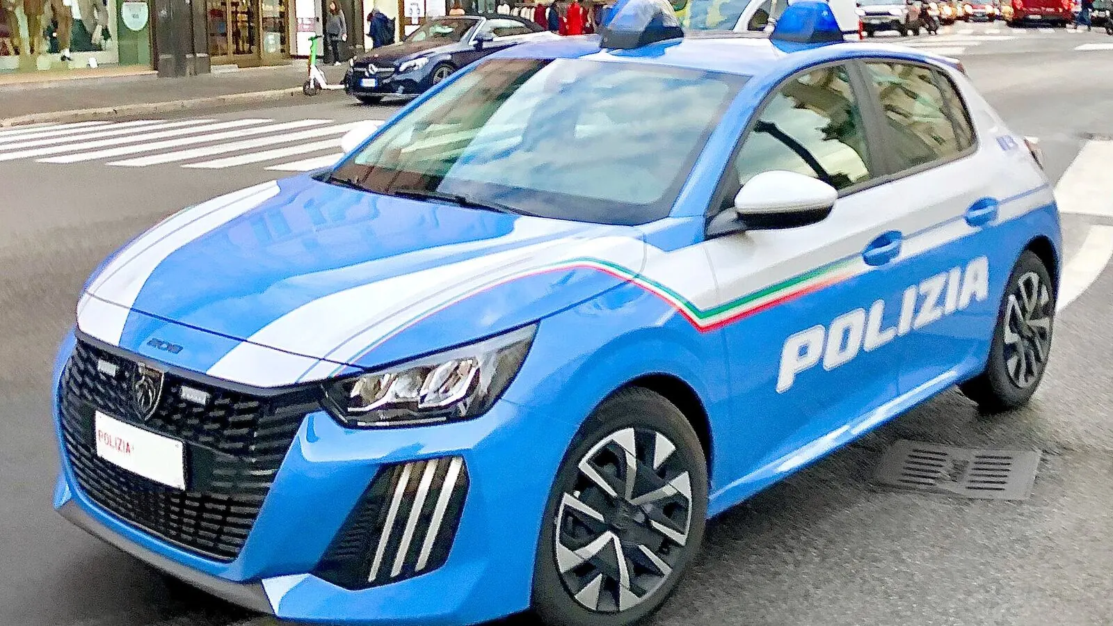 Voiture réelle photographiée en extérieur pour « Signaler un contenu ou exercer un droit de réponse »
