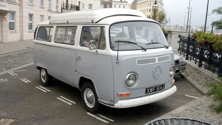 Camping-car réel photographié sur la route ou en stationnement pour « Les Signes Avant-coureurs d’une Panne : Comment les Reconnaître »
