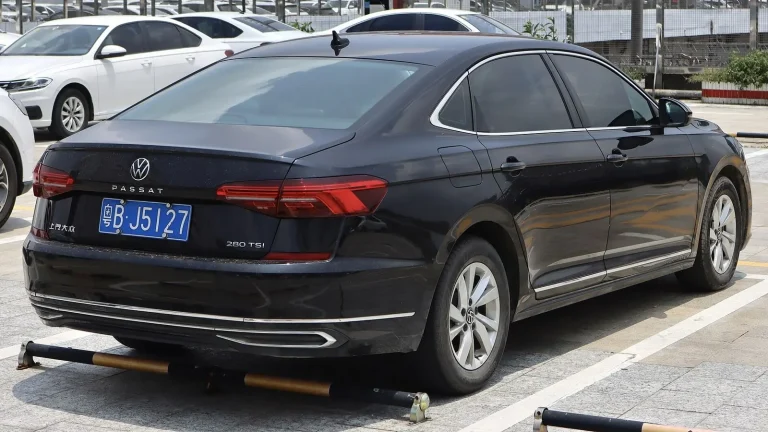Voiture réelle photographiée en extérieur pour « Les signes d’une falsification du kilométrage: Soyez vigilant en Belgique! »