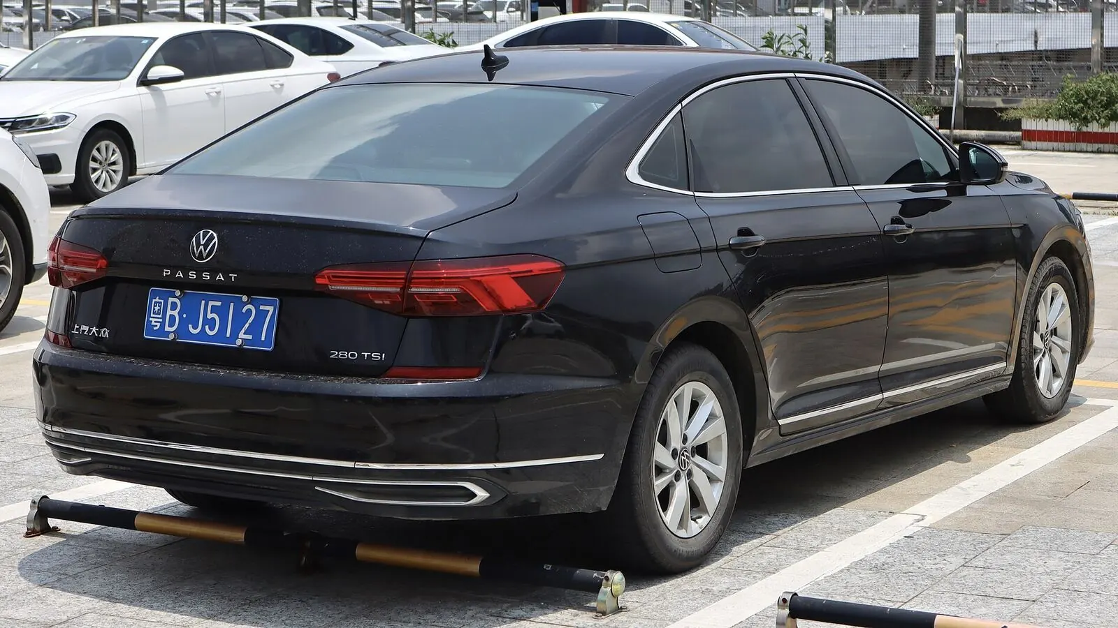 Voiture réelle photographiée en extérieur pour « Les signes d’une falsification du kilométrage: Soyez vigilant en Belgique! »