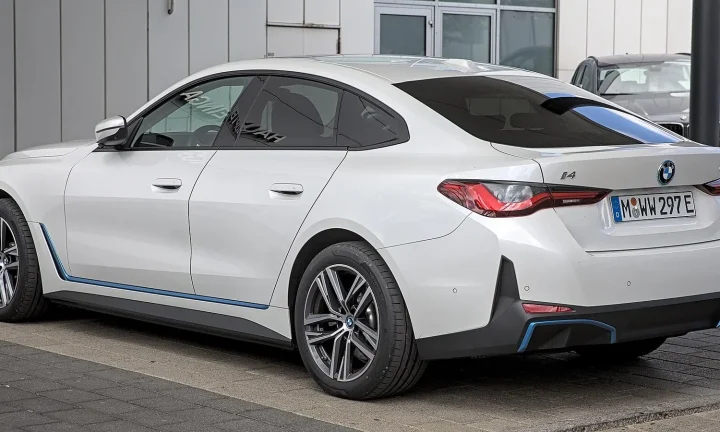 Voiture électrique réelle photographiée en extérieur pour « Simulateur de coût total pour VE en Belgique : outils et méthodes »