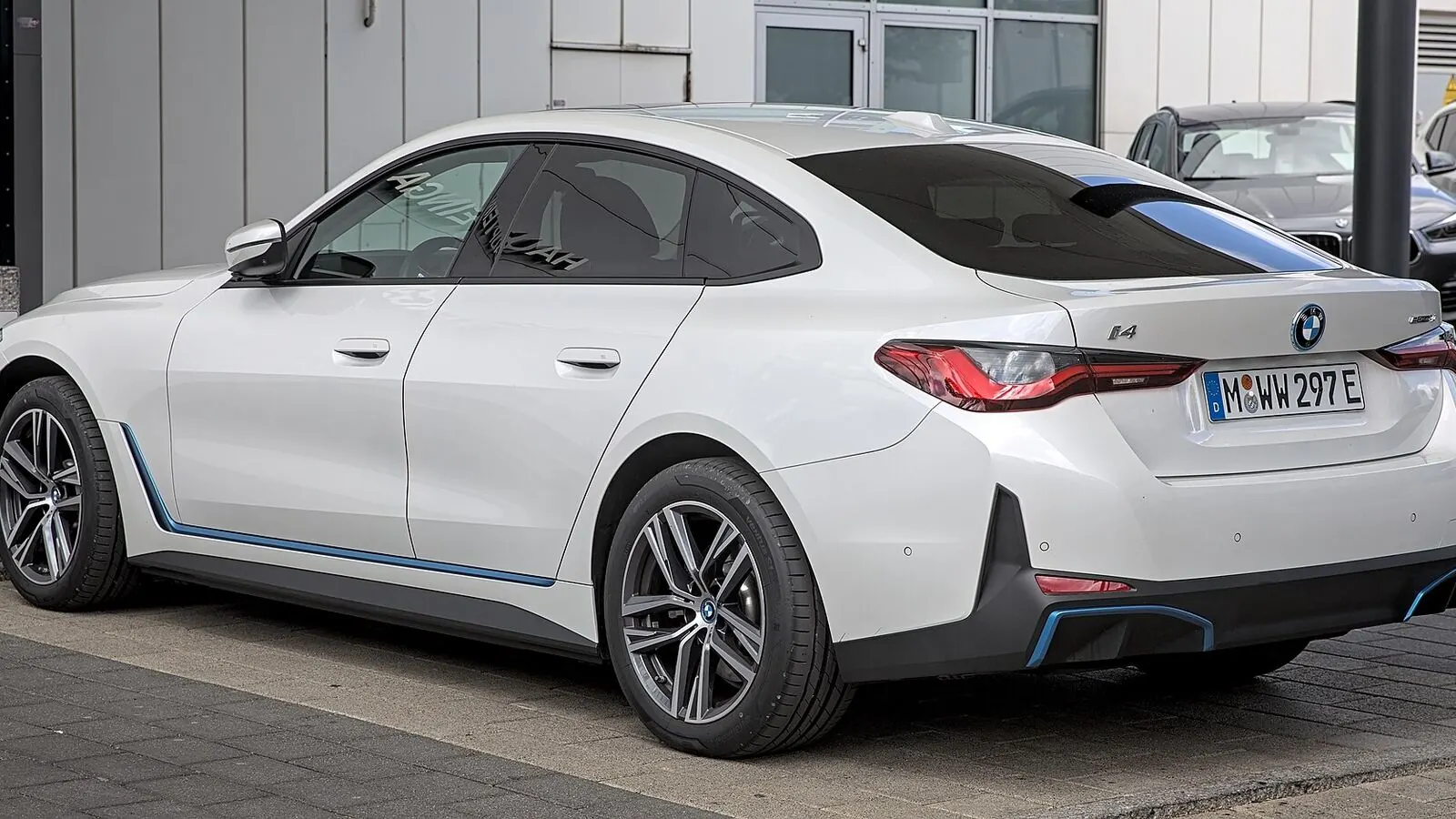Voiture électrique réelle photographiée en extérieur pour « Simulateur de coût total pour VE en Belgique : outils et méthodes »