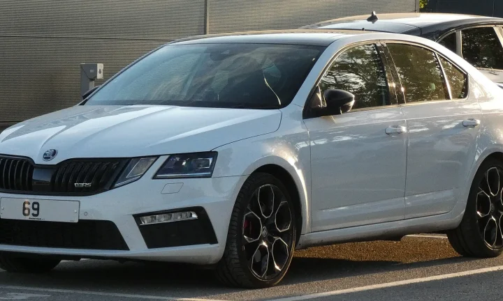 Škoda Octavia de quatrième génération photographiée de trois quarts avant