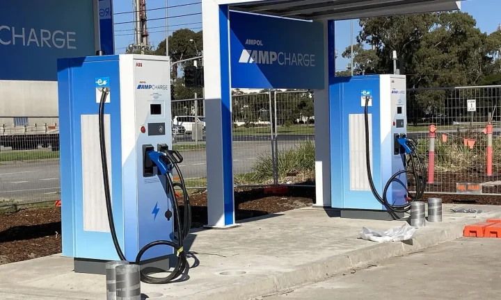 Voiture électrique réelle photographiée près d’une borne de recharge pour « Le Smart Charging en Belgique: Comment recharger intelligemment sa VE? »