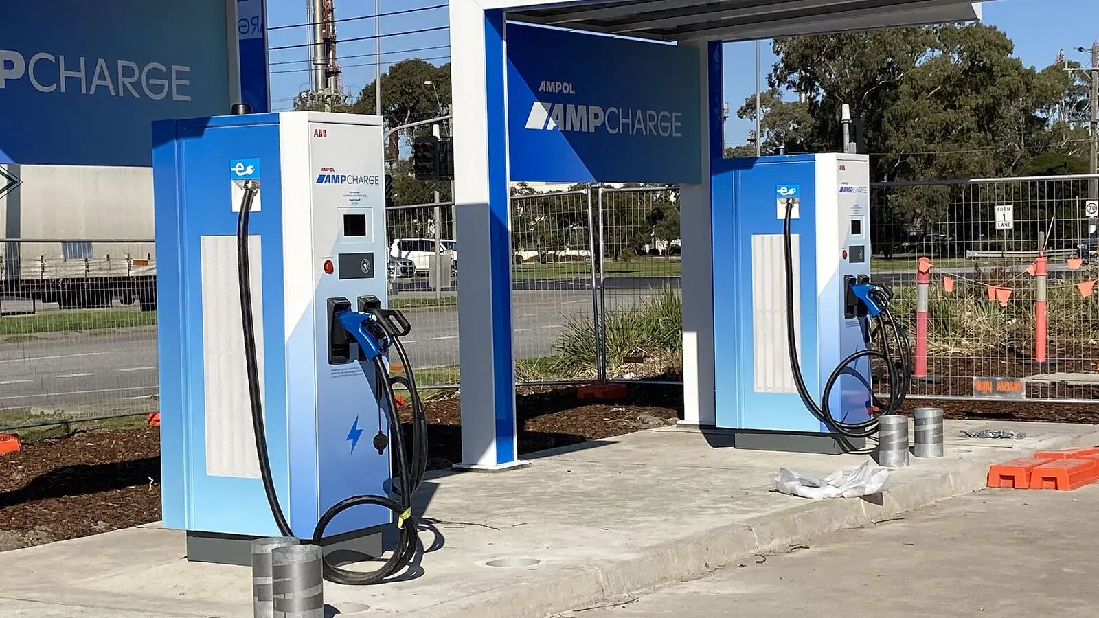 Voiture électrique réelle photographiée près d’une borne de recharge pour « Le Smart Charging en Belgique: Comment recharger intelligemment sa VE? »