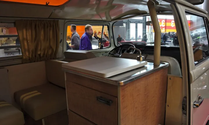 Camping-car réel photographié sur la route ou en stationnement pour « Ressentir la Solitude en Camping-car ? Comment la Communauté Belge Soutient ses Membres »