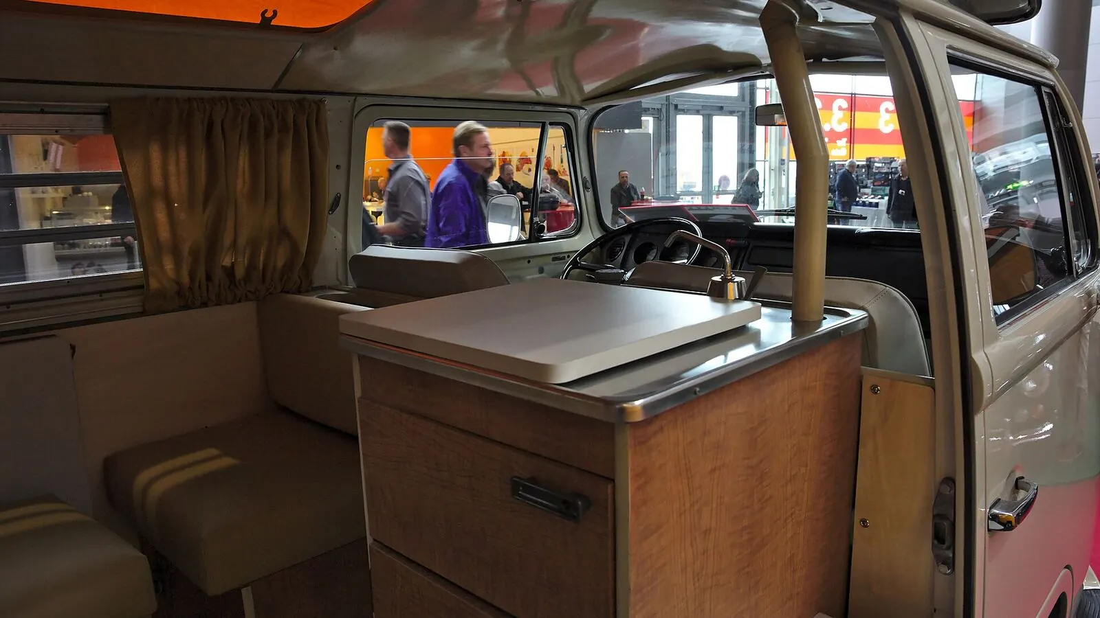 Camping-car réel photographié sur la route ou en stationnement pour « Ressentir la Solitude en Camping-car ? Comment la Communauté Belge Soutient ses Membres »