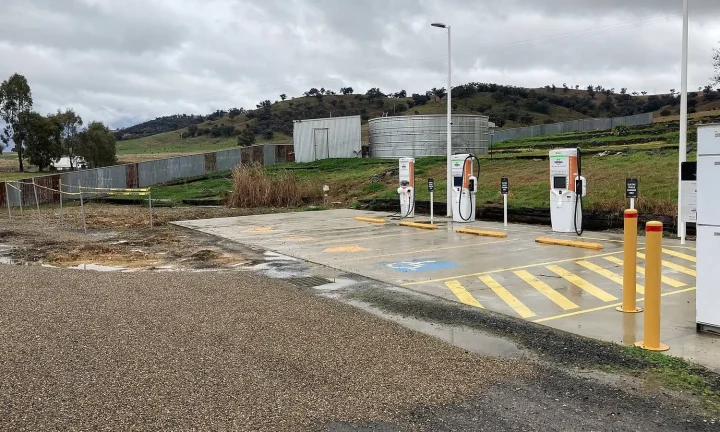 Voiture électrique réelle photographiée près d’une borne de recharge pour « Solutions de recharge pour flottes d’entreprise en Belgique: Un guide »