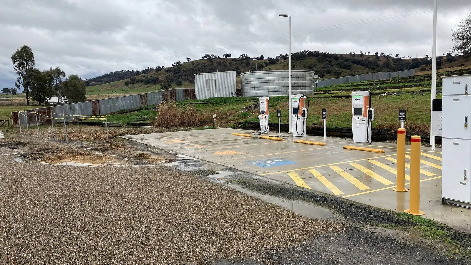 Voiture électrique réelle photographiée près d’une borne de recharge pour « Solutions de recharge pour flottes d’entreprise en Belgique: Un guide »