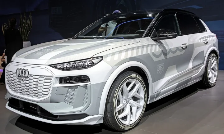 Voiture électrique réelle photographiée en extérieur pour « Solutions de recyclage des batteries en Belgique: centres et processus »