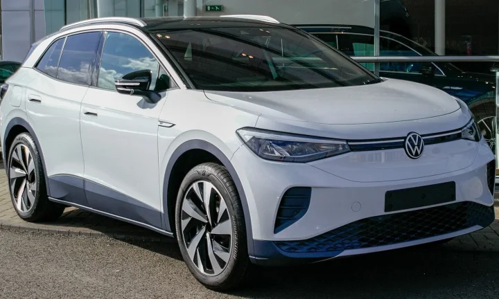 Voiture électrique réelle photographiée en extérieur pour « Le Son des Voitures Électriques : Comparatif des Systèmes d’Alerte Acoustique en Belgique »