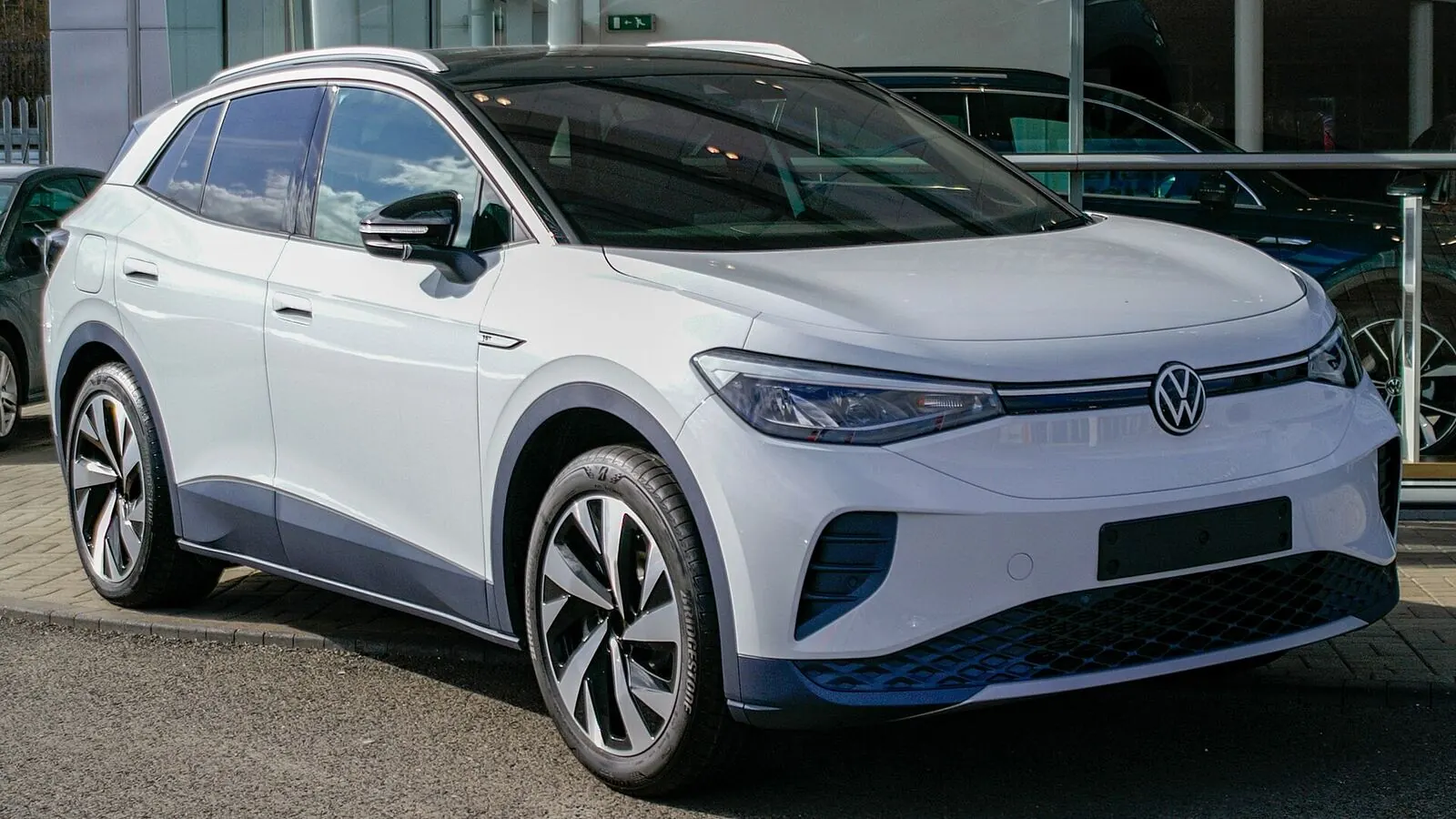 Voiture électrique réelle photographiée en extérieur pour « Le Son des Voitures Électriques : Comparatif des Systèmes d’Alerte Acoustique en Belgique »