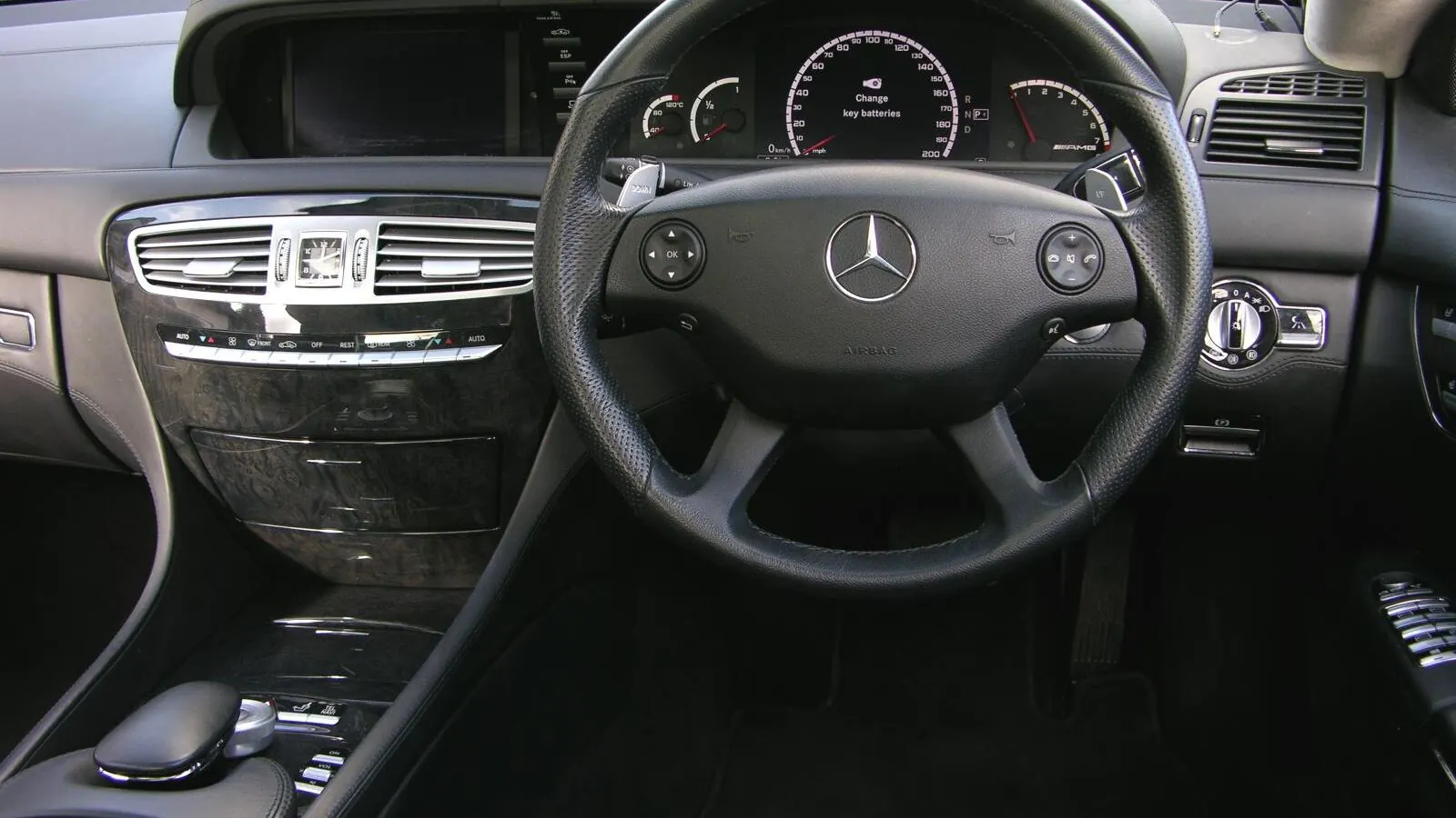 Voiture réelle photographiée en extérieur pour « Les spécificités des voitures youngtimers ou ancêtres d’occasion en Belgique : législation »