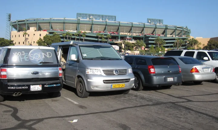 Camping-car réel photographié sur la route ou en stationnement pour « Stationnement Nocturne en Belgique : Règles et Bonnes Pratiques pour Camping-cars »