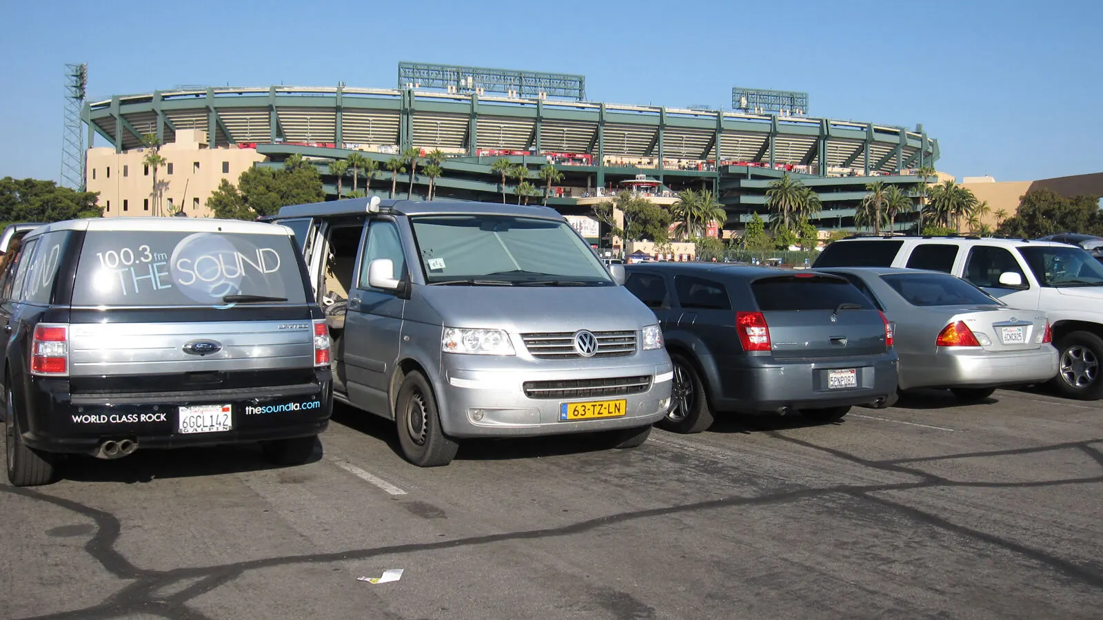 Camping-car réel photographié sur la route ou en stationnement pour « Stationnement Nocturne en Belgique : Règles et Bonnes Pratiques pour Camping-cars »