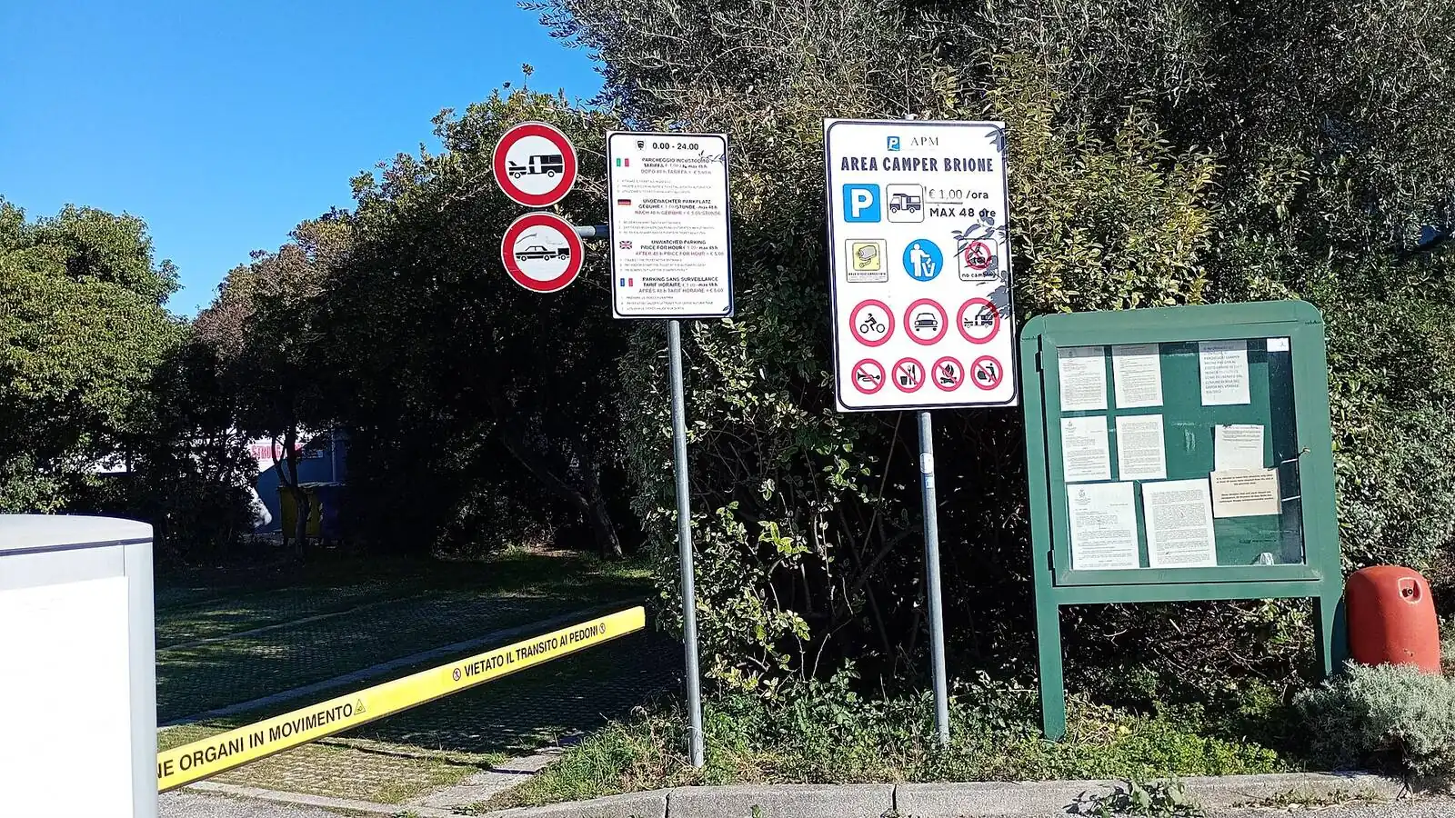 Camping-car réel photographié sur la route ou en stationnement pour « Stationnement et Nuitée en Camping-car en Belgique : La Législation »