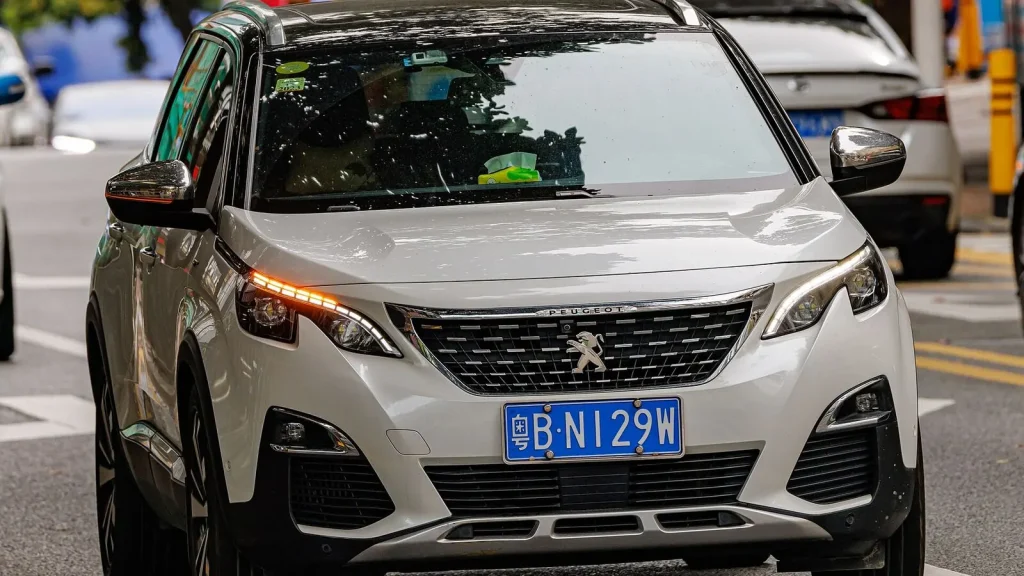 Voiture réelle photographiée en extérieur pour « Stationner à Bruxelles : zones, paiement et erreurs à éviter »