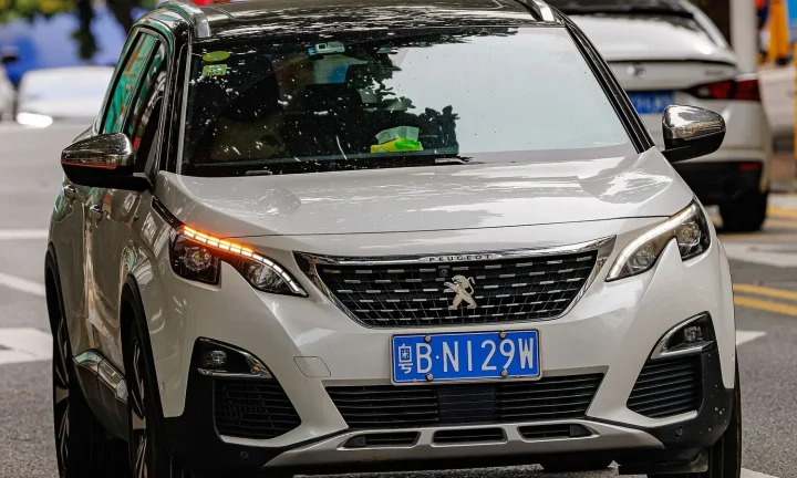 Voiture réelle photographiée en extérieur pour « Stationner à Bruxelles : zones, paiement et erreurs à éviter »