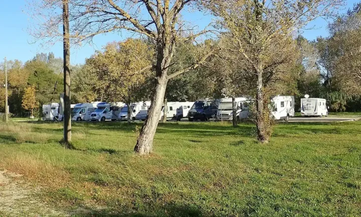 Camping-car réel photographié sur la route ou en stationnement pour « Stockage de camping-car en Belgique : Solutions et coûts »