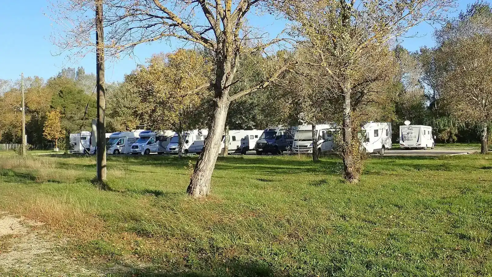 Camping-car réel photographié sur la route ou en stationnement pour « Stockage de camping-car en Belgique : Solutions et coûts »