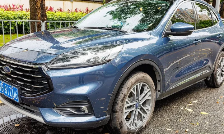 Voiture réelle photographiée en extérieur pour « Stratégies belges pour une recharge verte des voitures électriques »