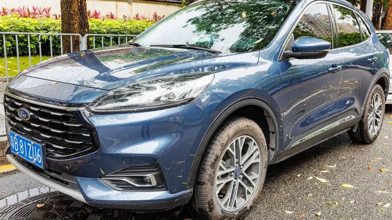 Voiture réelle photographiée en extérieur pour « Stratégies belges pour une recharge verte des voitures électriques »