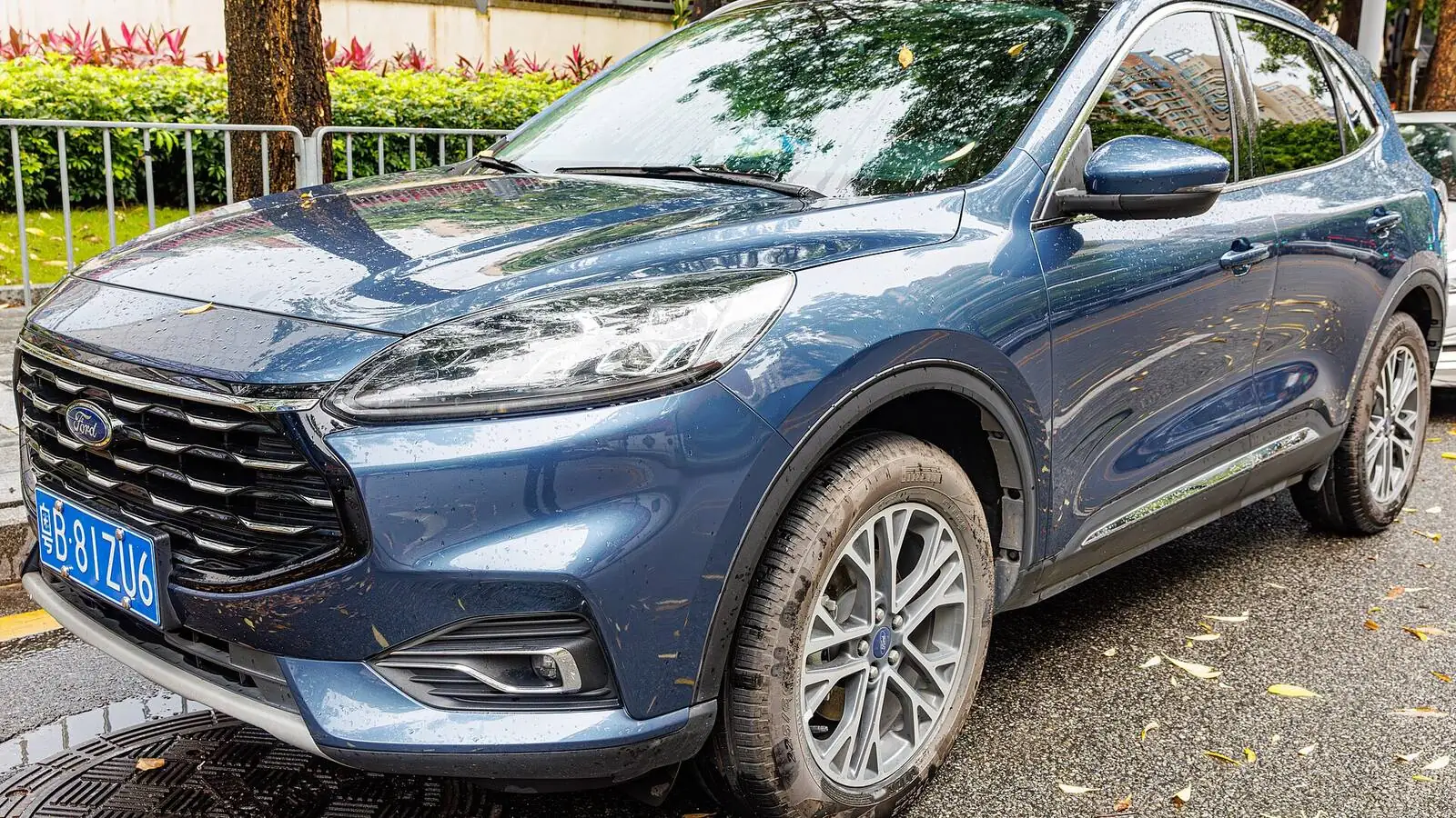 Voiture réelle photographiée en extérieur pour « Stratégies belges pour une recharge verte des voitures électriques »