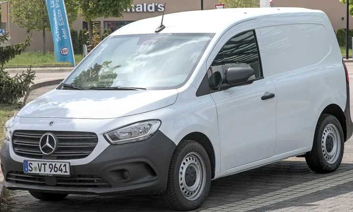 Voiture électrique réelle photographiée en extérieur pour « Subsides et Primes Régionales pour l’Achat de Voitures Électriques en Belgique »