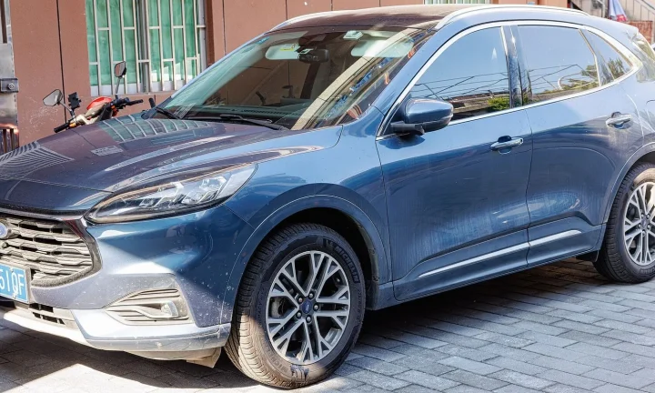 Voiture réelle photographiée en extérieur pour « Subventions pour l’Autoconsommation Solaire et la Recharge VE en Belgique »