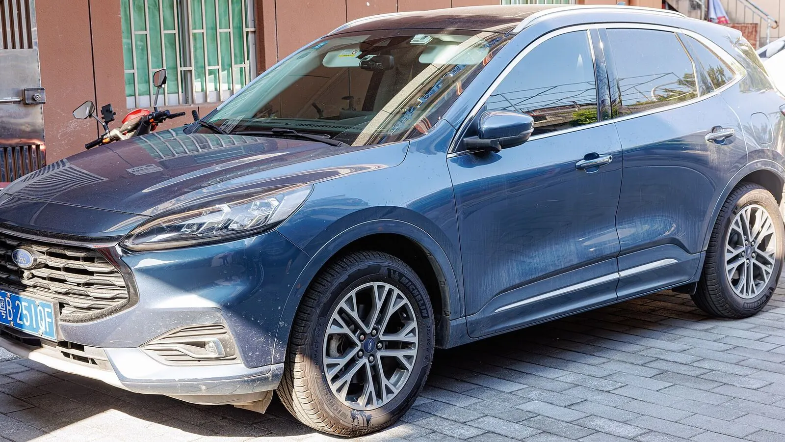 Voiture réelle photographiée en extérieur pour « Subventions pour l’Autoconsommation Solaire et la Recharge VE en Belgique »