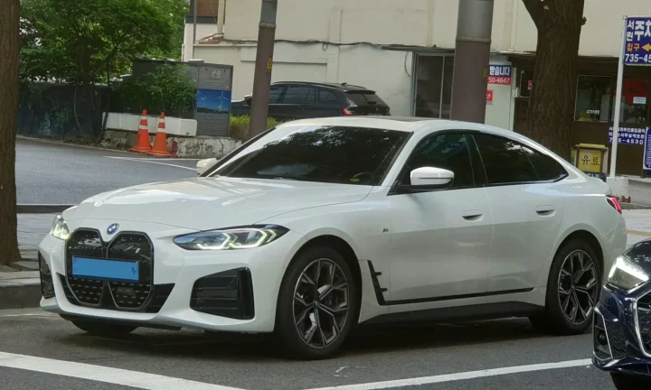Voiture électrique réelle photographiée en extérieur pour « Les Subventions et Incitations Fiscales pour les VE en Belgique en 2024 »