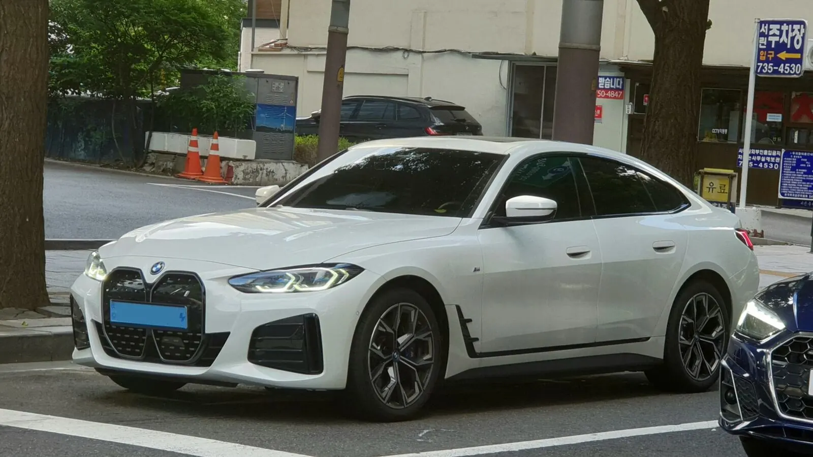 Voiture électrique réelle photographiée en extérieur pour « Les Subventions et Incitations Fiscales pour les VE en Belgique en 2024 »