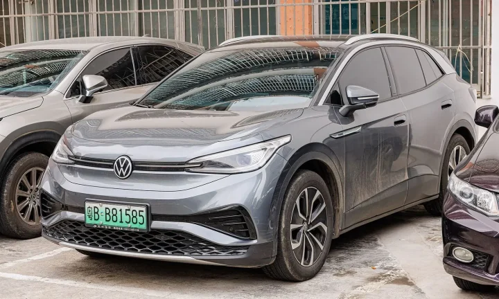 Voiture électrique réelle photographiée en extérieur pour « Subventions et primes à l’achat de VE en Belgique : ce que vous devez savoir »