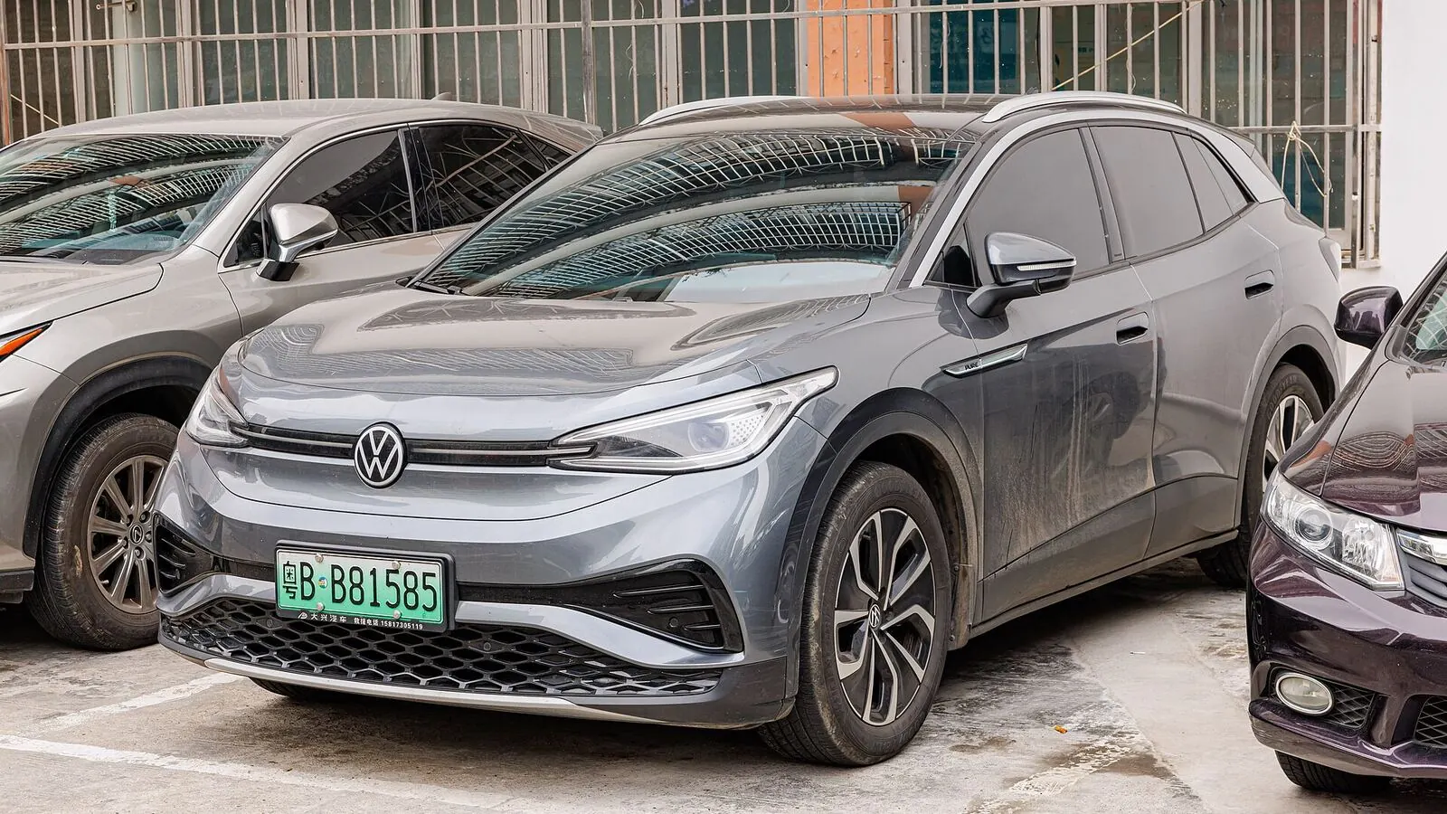 Voiture électrique réelle photographiée en extérieur pour « Subventions et primes à l’achat de VE en Belgique : ce que vous devez savoir »
