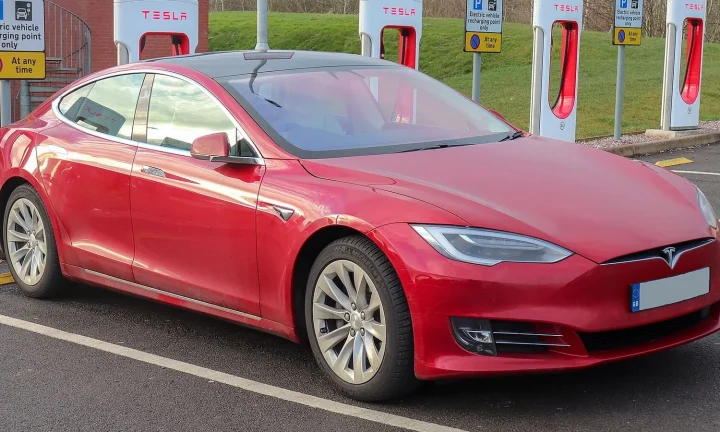 Voiture électrique réelle photographiée en extérieur pour « Subventions et primes à l’achat de voitures électriques en Belgique »